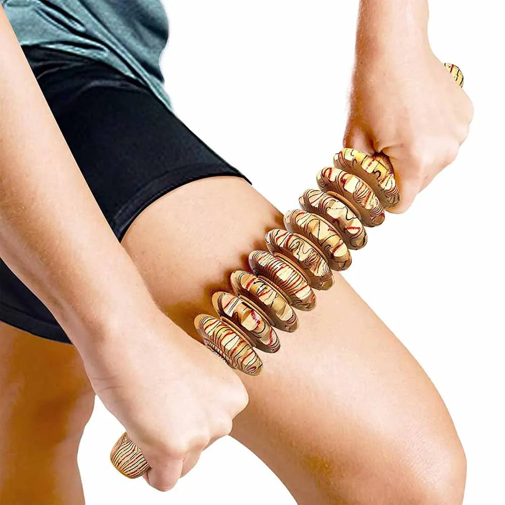 Massajador manual de madeira com 9 rolos para alívio de pontos-gatilho, combate à celulite e dores musculares.